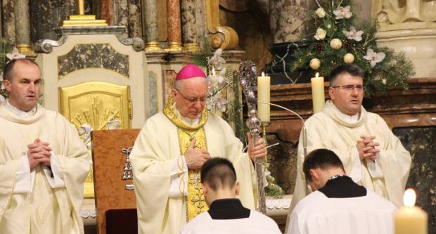 Požeški biskup msgr. Antun Škvorčević, predvodio svečanu Misu polnoćku u požeškoj Katedrali 25.12.2019.