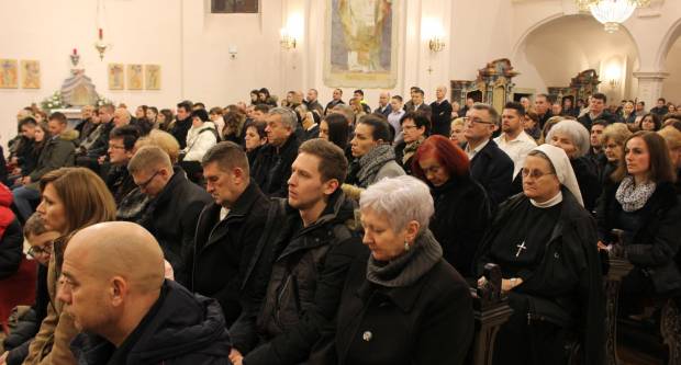 Požeški biskup msgr. Antun Škvorčević, predvodio svečanu Misu polnoćku u požeškoj Katedrali 25.12.2019.