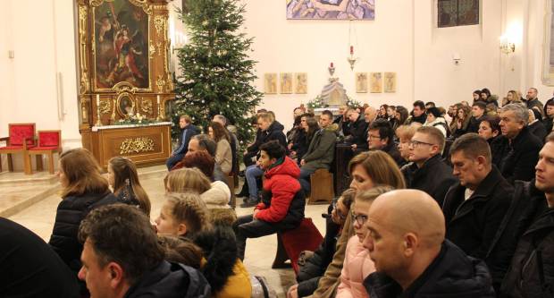 Požeški biskup msgr. Antun Škvorčević, predvodio svečanu Misu polnoćku u požeškoj Katedrali 25.12.2019.