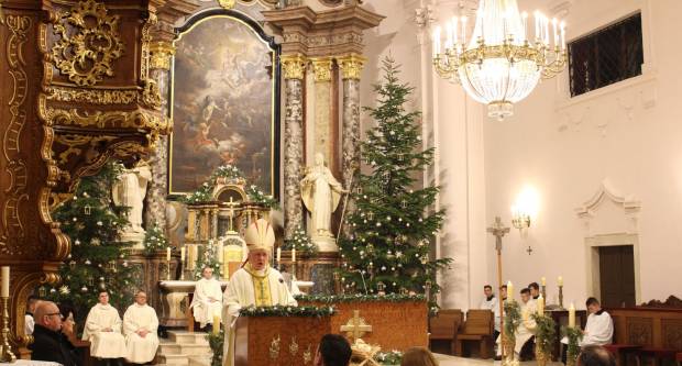 Požeški biskup msgr. Antun Škvorčević, predvodio svečanu Misu polnoćku u požeškoj Katedrali 25.12.2019.