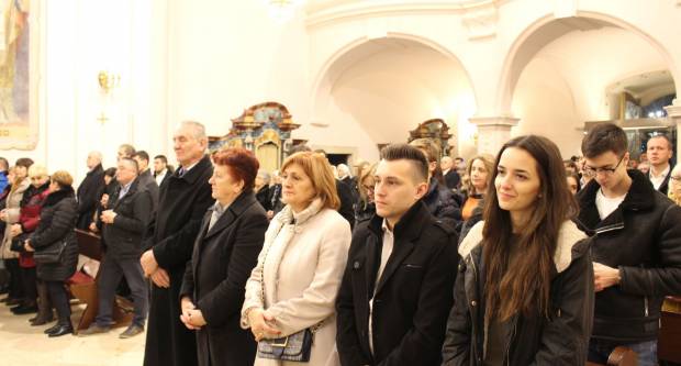 Požeški biskup msgr. Antun Škvorčević, predvodio svečanu Misu polnoćku u požeškoj Katedrali 25.12.2019.