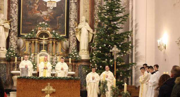 Požeški biskup msgr. Antun Škvorčević, predvodio svečanu Misu polnoćku u požeškoj Katedrali 25.12.2019.