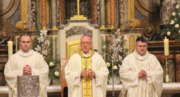 Požeški biskup msgr. Antun Škvorčević, predvodio svečanu Misu polnoćku u požeškoj Katedrali 25.12.2019.