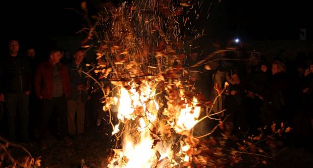 Liturgija i paljenje Badnjaka povodom pravoslavnog Božića u Požegi 6.1.2020.