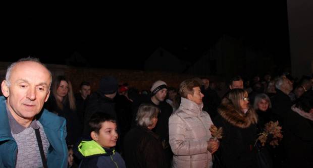 Liturgija i paljenje Badnjaka povodom pravoslavnog Božića u Požegi 6.1.2020.