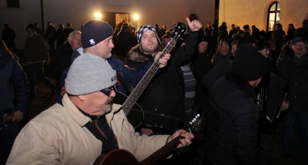 Liturgija i paljenje Badnjaka povodom pravoslavnog Božića u Požegi 6.1.2020.