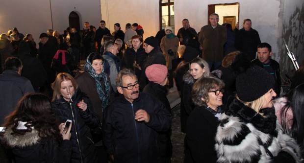 Liturgija i paljenje Badnjaka povodom pravoslavnog Božića u Požegi 6.1.2020.