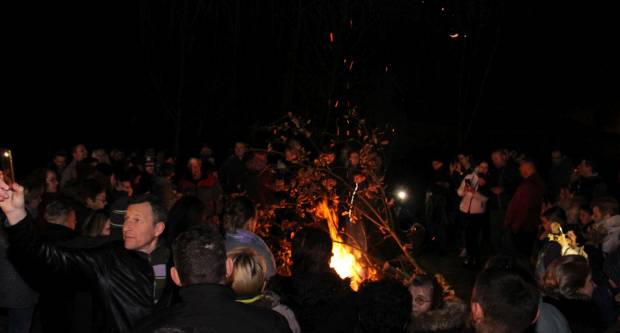 Liturgija i paljenje Badnjaka povodom pravoslavnog Božića u Požegi 6.1.2020.