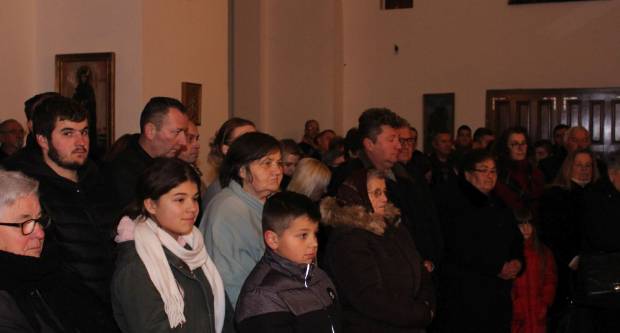 Liturgija i paljenje Badnjaka povodom pravoslavnog Božića u Požegi 6.1.2020.