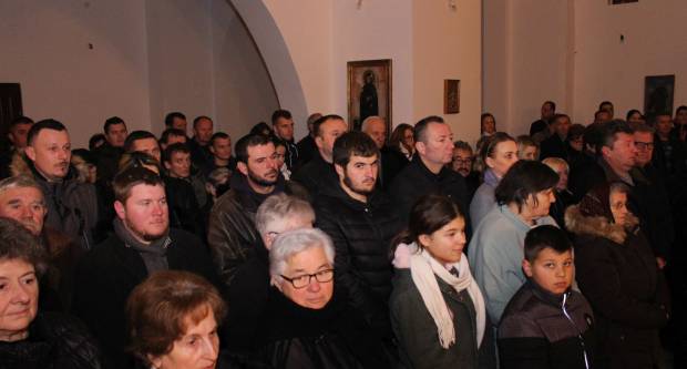 Liturgija i paljenje Badnjaka povodom pravoslavnog Božića u Požegi 6.1.2020.