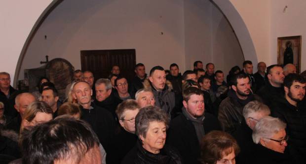 Liturgija i paljenje Badnjaka povodom pravoslavnog Božića u Požegi 6.1.2020.