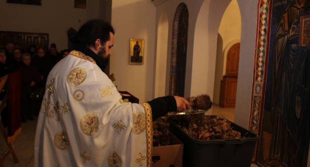 Liturgija i paljenje Badnjaka povodom pravoslavnog Božića u Požegi 6.1.2020.