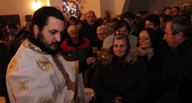 Liturgija i paljenje Badnjaka povodom pravoslavnog Božića u Požegi 6.1.2020.