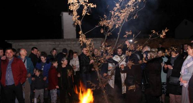 Liturgija i paljenje Badnjaka povodom pravoslavnog Božića u Požegi 6.1.2020.