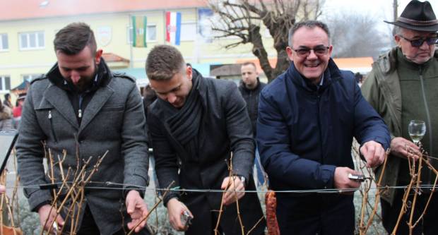 Na Trgu Graševine u Kutjevu održano Kutjevačko Vincelovo