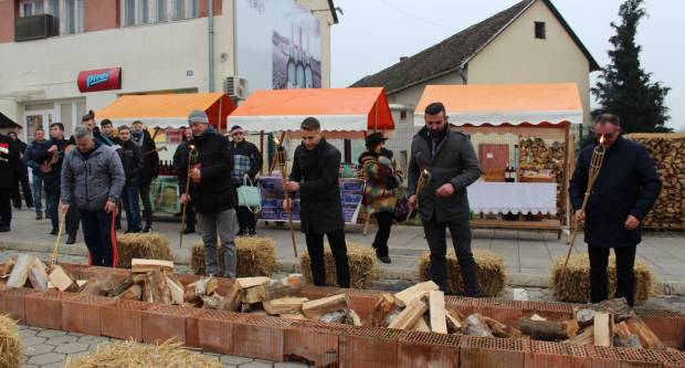 Na Trgu Graševine u Kutjevu održano Kutjevačko Vincelovo