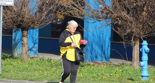 Fotogalerija subotnje šetnje Požegom i Pleternicom, građani se pridržavaju mjera 21.3.2020.