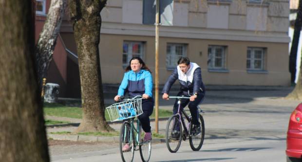 Fotogalerija subotnje šetnje Požegom i Pleternicom, građani se pridržavaju mjera 21.3.2020.