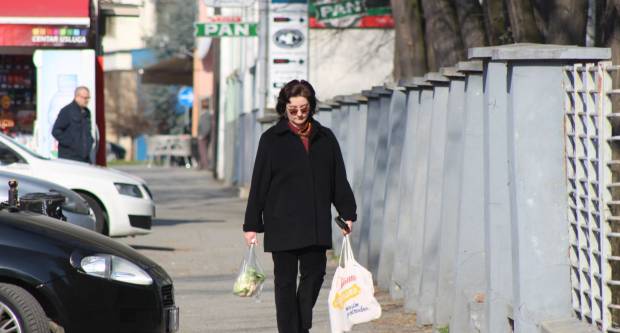 Fotogalerija subotnje šetnje Požegom i Pleternicom, građani se pridržavaju mjera 21.3.2020.