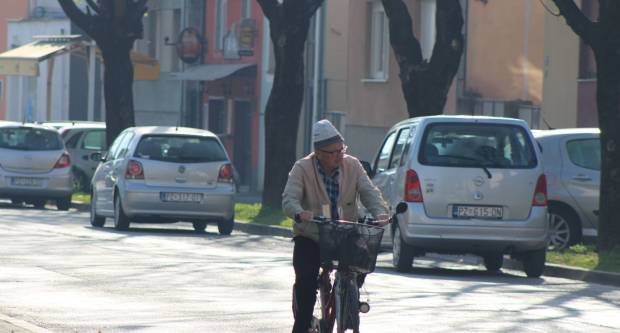 Fotogalerija subotnje šetnje Požegom i Pleternicom, građani se pridržavaju mjera 21.3.2020.