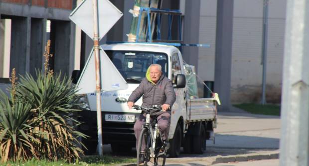 Fotogalerija subotnje šetnje Požegom i Pleternicom, građani se pridržavaju mjera 21.3.2020.