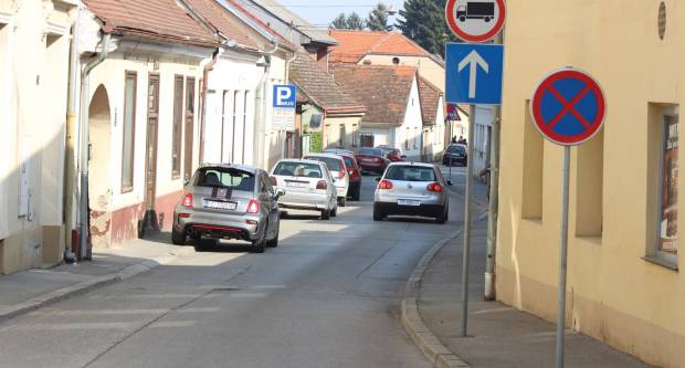 Fotogalerija subotnje šetnje Požegom i Pleternicom, građani se pridržavaju mjera 21.3.2020.