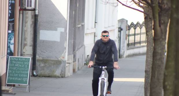 Fotogalerija subotnje šetnje Požegom i Pleternicom, građani se pridržavaju mjera 21.3.2020.