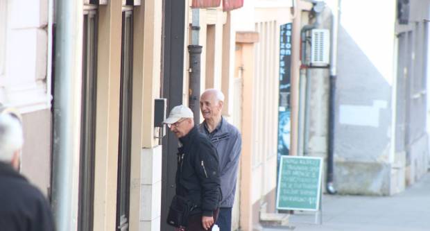 Fotogalerija subotnje šetnje Požegom i Pleternicom, građani se pridržavaju mjera 21.3.2020.