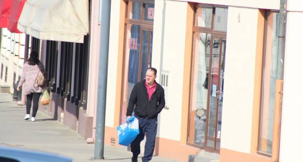 Fotogalerija subotnje šetnje Požegom i Pleternicom, građani se pridržavaju mjera 21.3.2020.