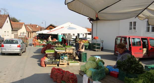 Fotogalerija subotnje šetnje Požegom i Pleternicom, građani se pridržavaju mjera 21.3.2020.