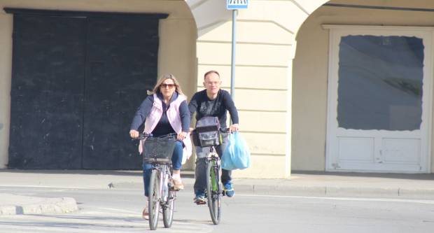 Fotogalerija subotnje šetnje Požegom i Pleternicom, građani se pridržavaju mjera 21.3.2020.