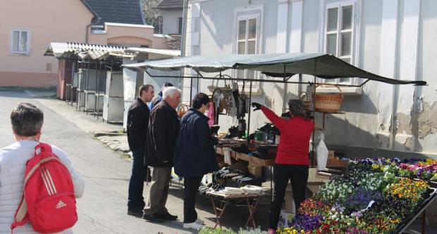 Fotogalerija subotnje šetnje Požegom i Pleternicom, građani se pridržavaju mjera 21.3.2020.