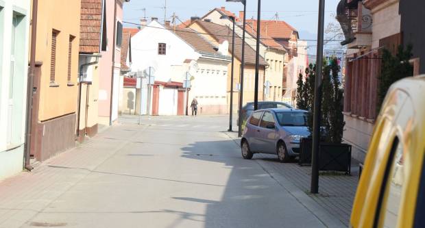 Fotogalerija subotnje šetnje Požegom i Pleternicom, građani se pridržavaju mjera 21.3.2020.