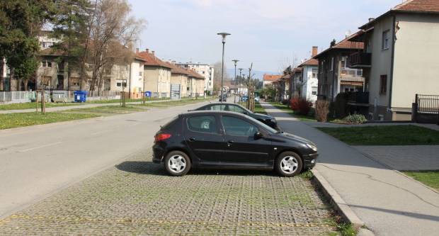 Fotogalerija subotnje šetnje Požegom i Pleternicom, građani se pridržavaju mjera 21.3.2020.