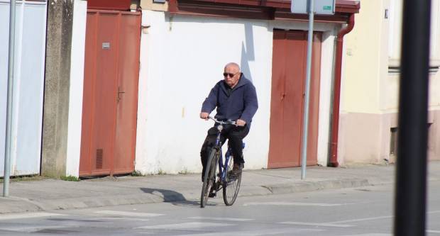 Fotogalerija subotnje šetnje Požegom i Pleternicom, građani se pridržavaju mjera 21.3.2020.