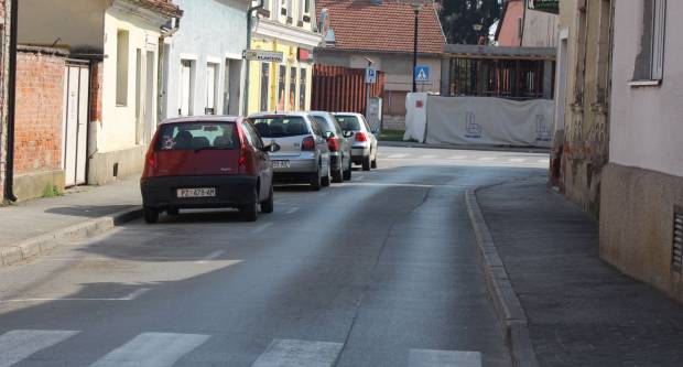 Fotogalerija subotnje šetnje Požegom i Pleternicom, građani se pridržavaju mjera 21.3.2020.