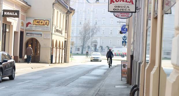 Fotogalerija subotnje šetnje Požegom i Pleternicom, građani se pridržavaju mjera 21.3.2020.
