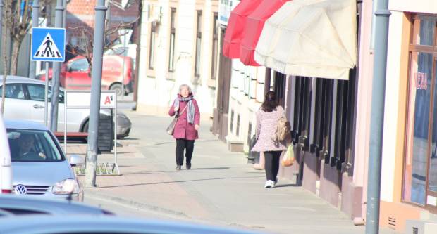 Fotogalerija subotnje šetnje Požegom i Pleternicom, građani se pridržavaju mjera 21.3.2020.