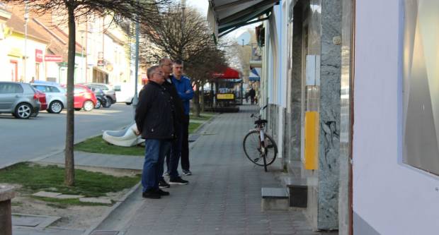 Fotogalerija subotnje šetnje Požegom i Pleternicom, građani se pridržavaju mjera 21.3.2020.