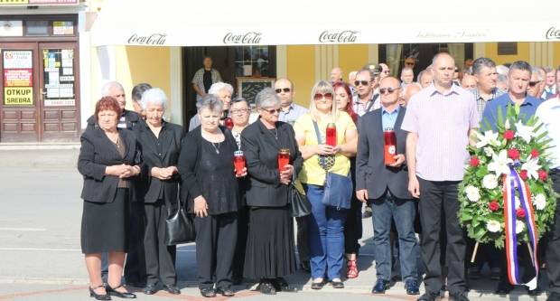 Polaganje vijenaca na Trgu 123. brigade u Požegi povodom Vojno - redarstvene akcije ʺBljesakʺ