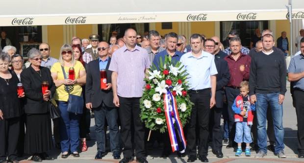 Polaganje vijenaca na Trgu 123. brigade u Požegi povodom Vojno - redarstvene akcije ʺBljesakʺ