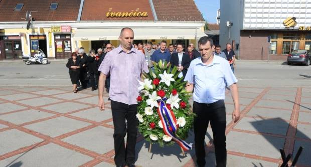 Polaganje vijenaca na Trgu 123. brigade u Požegi povodom Vojno - redarstvene akcije ʺBljesakʺ