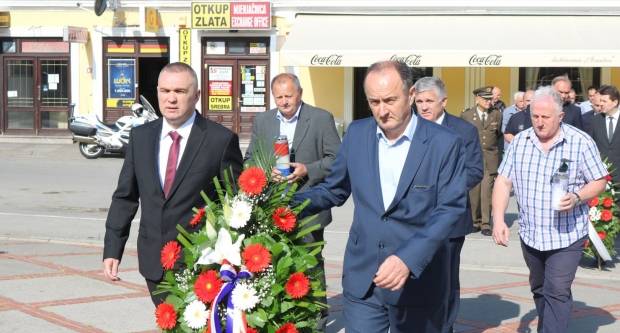 Polaganje vijenaca na Trgu 123. brigade u Požegi povodom Vojno - redarstvene akcije ʺBljesakʺ