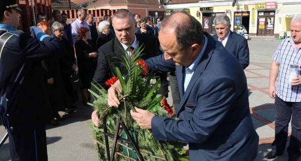 Polaganje vijenaca na Trgu 123. brigade u Požegi povodom Vojno - redarstvene akcije ʺBljesakʺ
