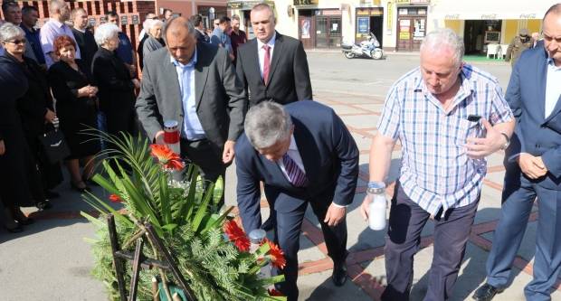 Polaganje vijenaca na Trgu 123. brigade u Požegi povodom Vojno - redarstvene akcije ʺBljesakʺ