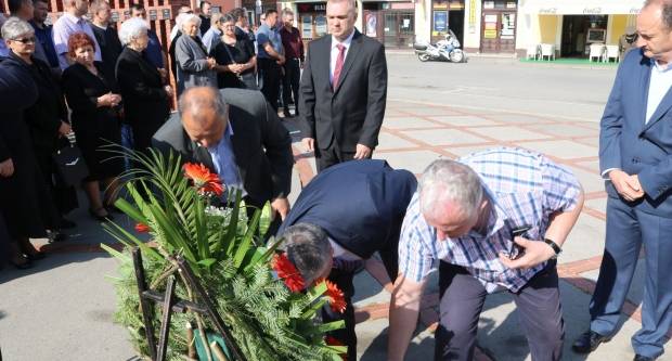 Polaganje vijenaca na Trgu 123. brigade u Požegi povodom Vojno - redarstvene akcije ʺBljesakʺ