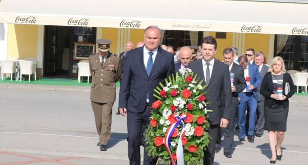 Polaganje vijenaca na Trgu 123. brigade u Požegi povodom Vojno - redarstvene akcije ʺBljesakʺ