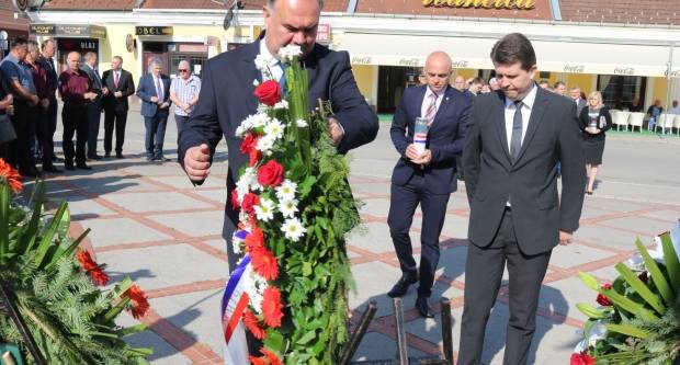 Polaganje vijenaca na Trgu 123. brigade u Požegi povodom Vojno - redarstvene akcije ʺBljesakʺ