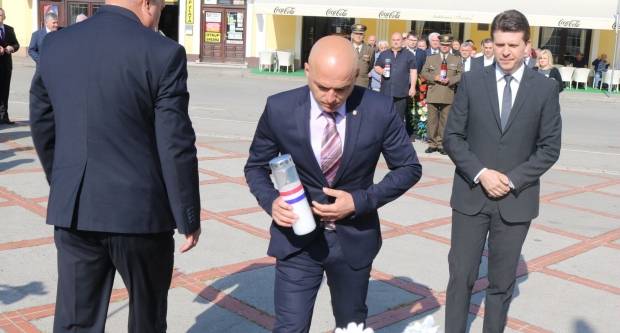 Polaganje vijenaca na Trgu 123. brigade u Požegi povodom Vojno - redarstvene akcije ʺBljesakʺ