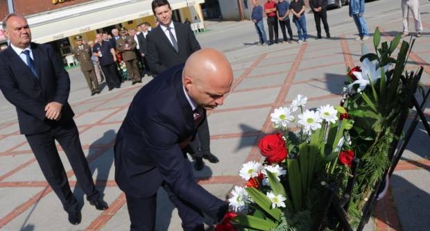 Polaganje vijenaca na Trgu 123. brigade u Požegi povodom Vojno - redarstvene akcije ʺBljesakʺ